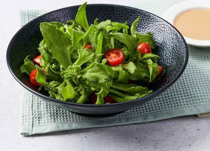 Khi ăn, rau kim cương có vị giòn, hơi mặn nhẹ và thanh mát, rất thích hợp cho các món salad, ăn sống hoặc ăn kèm sashimi. Ảnh: Nông sản Dũng Hà