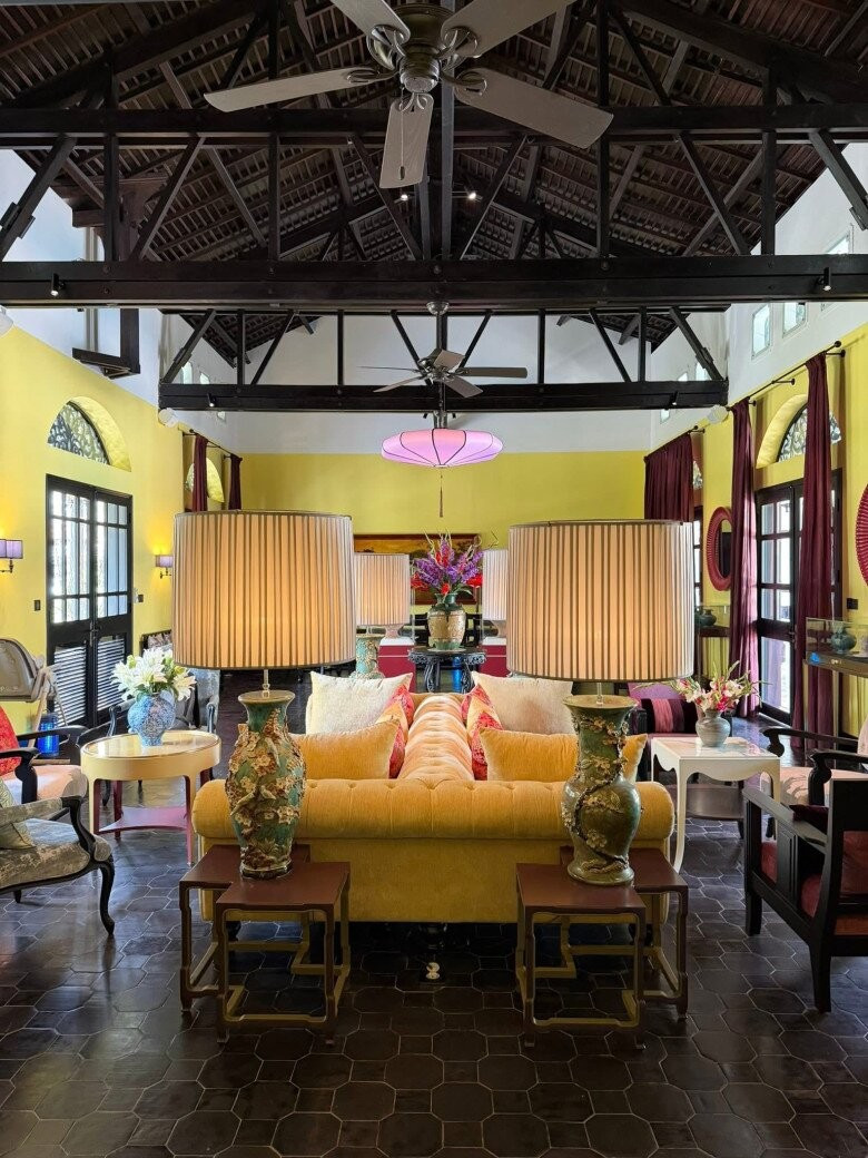 Phòng khách mang đậm hơi thở Indochine với trần cao, hệ kèo gỗ vững chãi. Ảnh: FB Chi Bảo