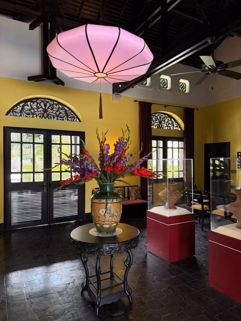 Khu vực sảnh như một bảo tàng thu nhỏ với các món đồ gốm cổ và đèn lồng cỡ lớn. Ảnh: FB Chi Bảo