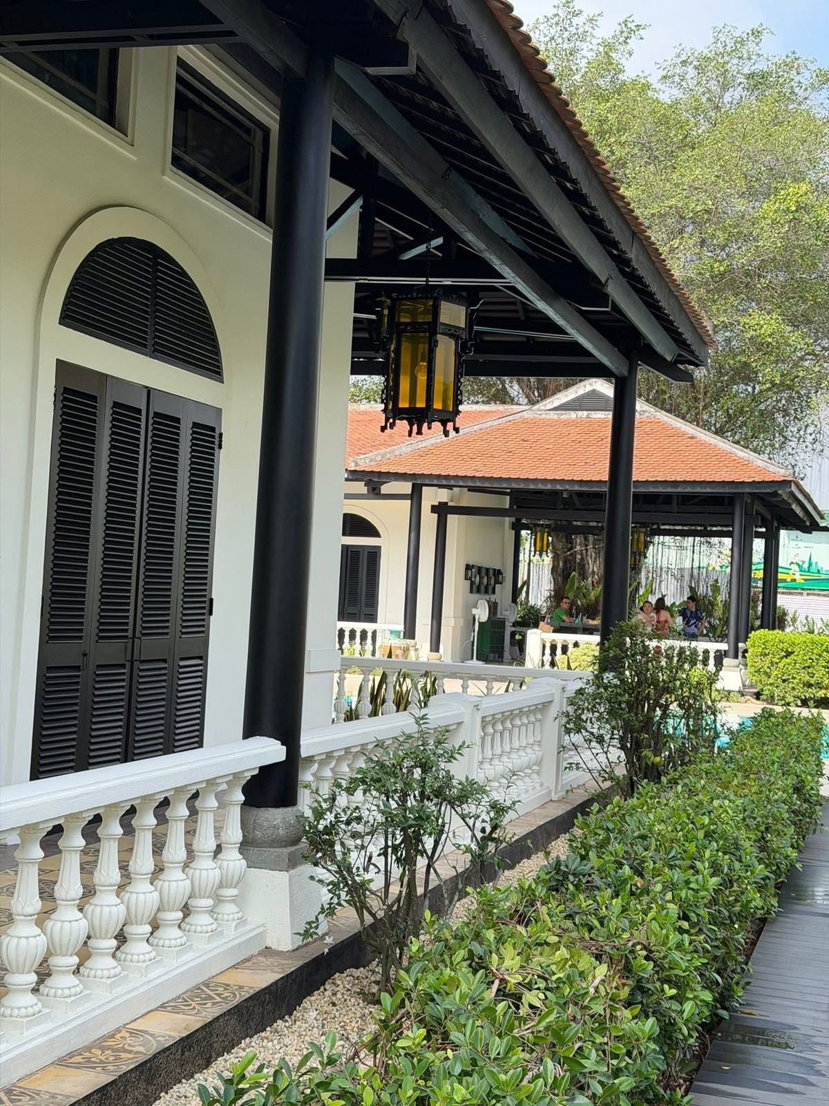 Kiến trúc ngôi nhà mang hơi hướng hiện đại nhưng vẫn giữ được nét yên bình của ngôi biệt thự vườn đúng nghĩa. Ảnh: FB Chi Bảo