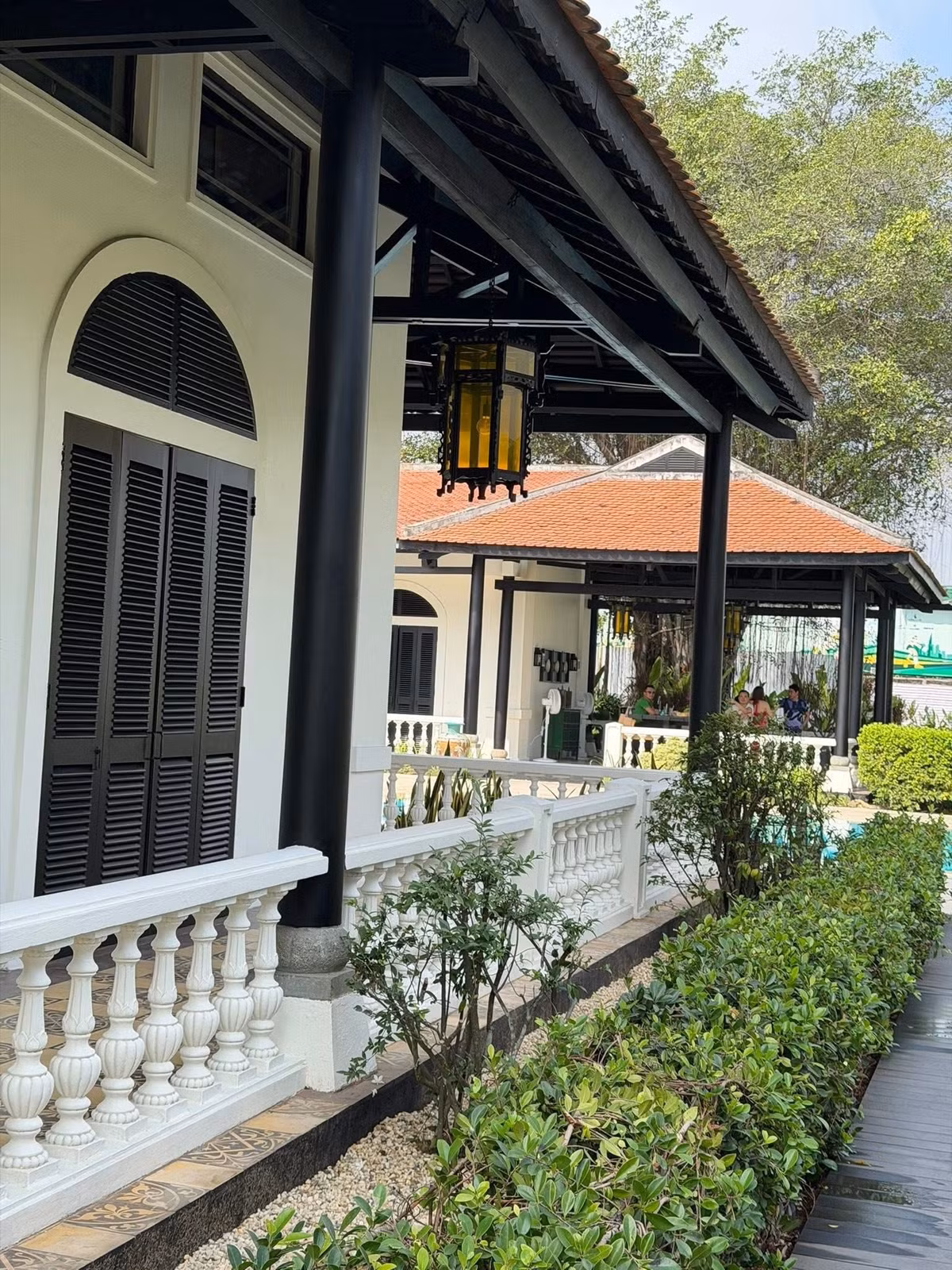 Kiến trúc ngôi nhà mang hơi hướng hiện đại nhưng vẫn giữ được nét yên bình của ngôi biệt thự vườn đúng nghĩa. Ảnh: FB Chi Bảo