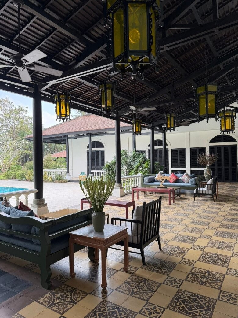 Hành lang rộng và thoáng được điểm xuyết bằng bình hoa xuân rực rỡ, mang không khí Tết len lỏi vào từng góc. Ảnh: FB Chi Bảo