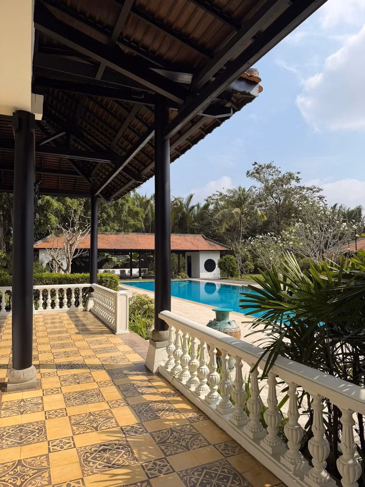 Căn nhà không phô trương bằng những khối bê tông đồ sộ mà chú trọng vào sự hài hòa với thiên nhiên. Ảnh: FB Chi Bảo