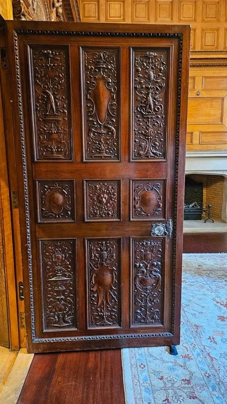 Cánh cửa chạm khắc tinh xảo. Ảnh: Two Temple Place