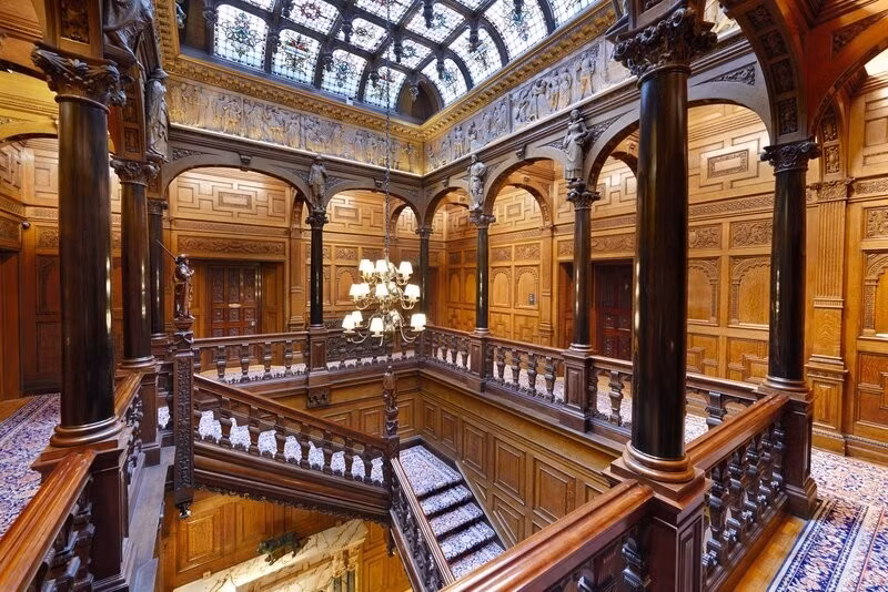 Tường ốp gỗ và trần nhà đều được chạm trổ tỉ mỉ bằng tay. Ảnh: Two Temple Place