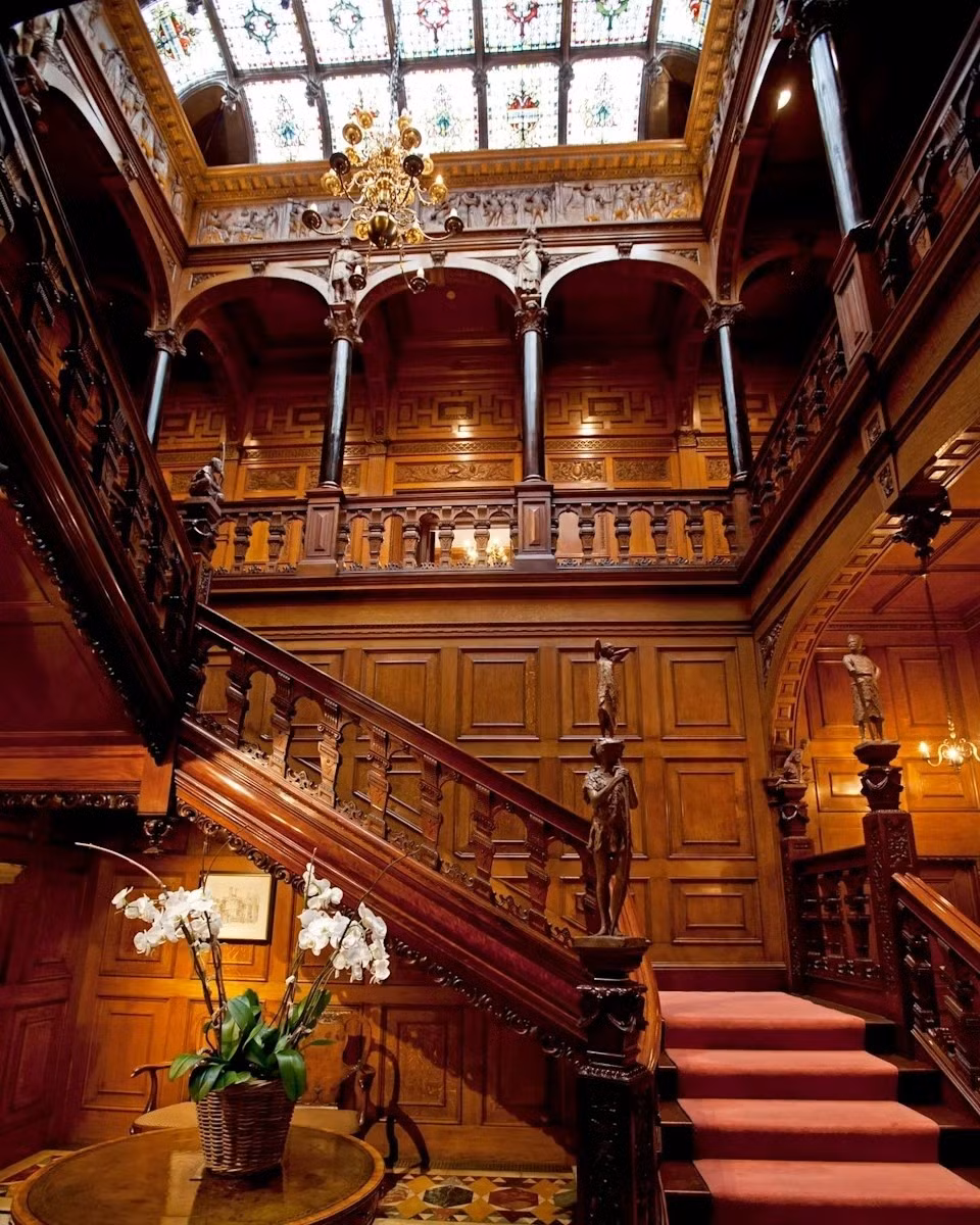 Cầu thang trung tâm là một điểm nhấn nổi bật trong dinh thự. Ảnh: Two Temple Place