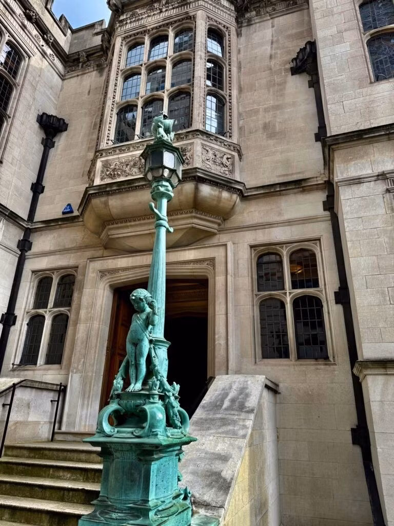 Tòa nhà có tầm nhìn hướng ra dòng sông Thames thơ mộng, được xây dựng theo phong cách Tân Gothic (Neo-Gothic), hoàn thành vào năm 1895. Ảnh: Two Temple Place