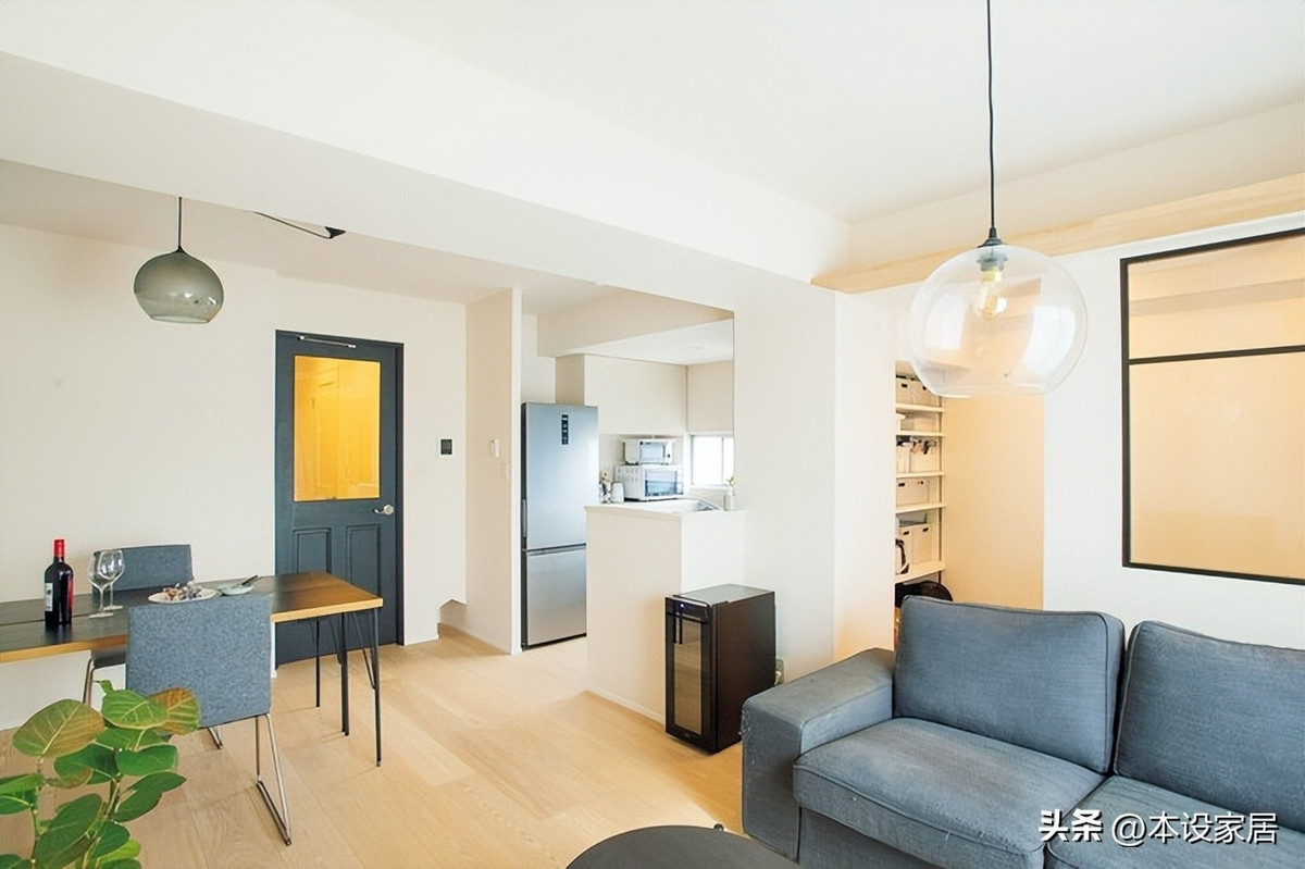 Phòng khách không làm trần giả, sàn ốp gỗ và tường trắng nhạt giúp không gian mở rộng hơn so với diện tích thật. Ảnh: Toutiao