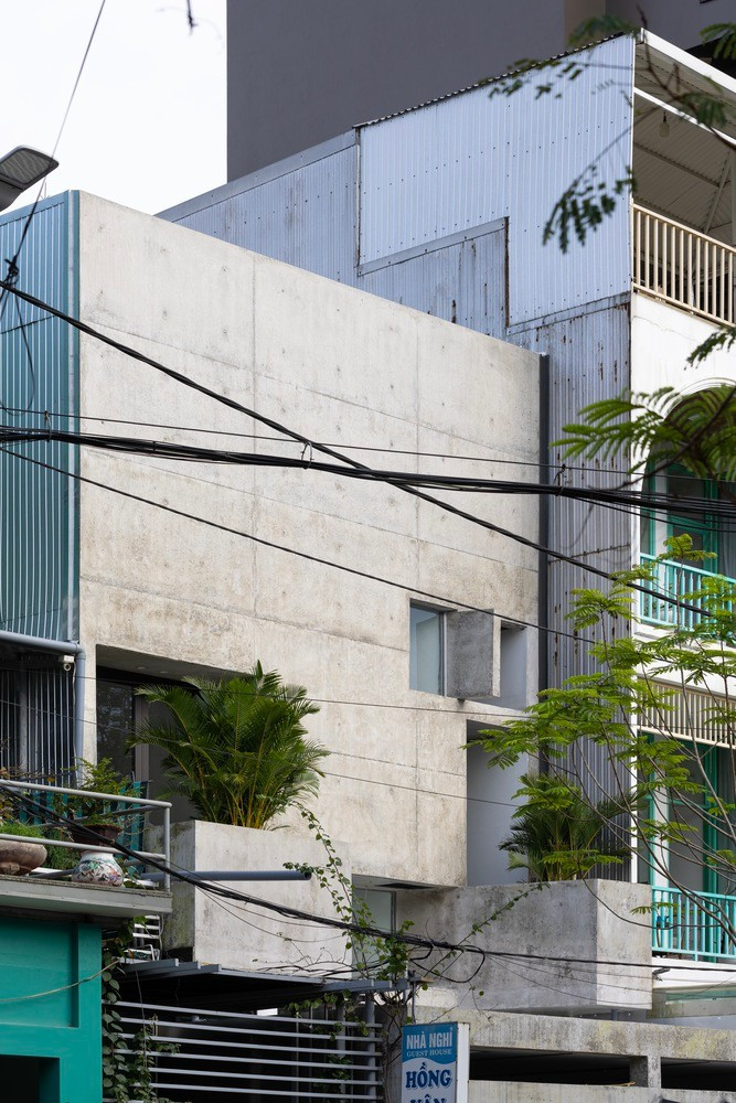 Trên khu đất hình chữ nhật, ngôi nhà được bố trí chồng ghép hai khối tam giác đối xứng, dịch chuyển dọc theo trục không gian hình chữ X. Ảnh: HungHoa