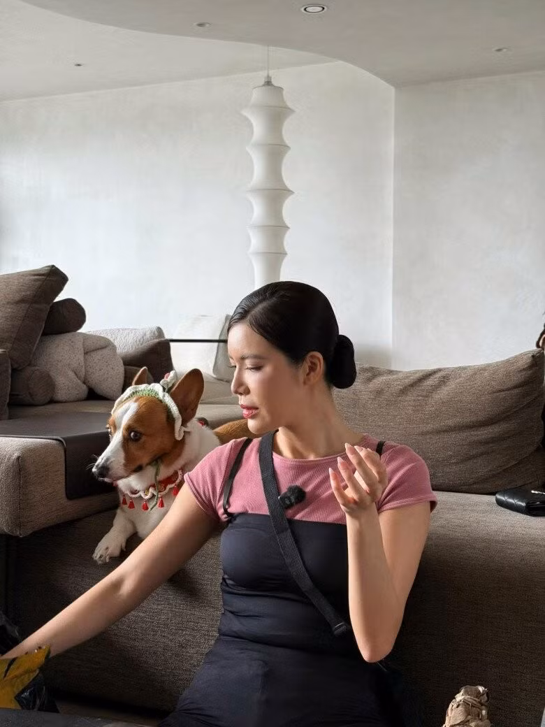 Sofa rộng, đơn giản nhưng êm ái tạo sự thoải mái cho cả nhà quây quần. Ảnh: FBNV