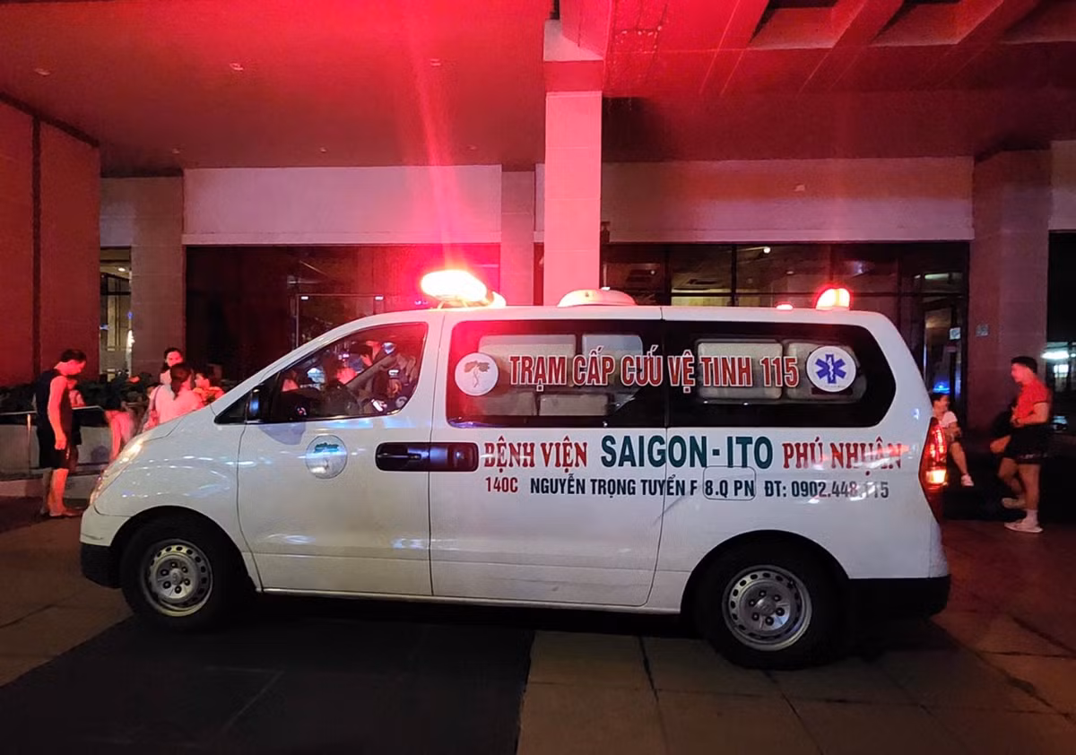 Xe cấp cứu có mặt ngay khi vừa có sự cố xảy ra tại chung cư.