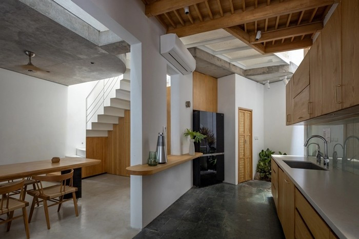 Hai ngôi nhà kết hợp thành một tổ hợp nhà ở theo chiều đứng, đáp ứng nhu cầu thay đổi của gia chủ theo thời gian. Ảnh: Hoàng Lê