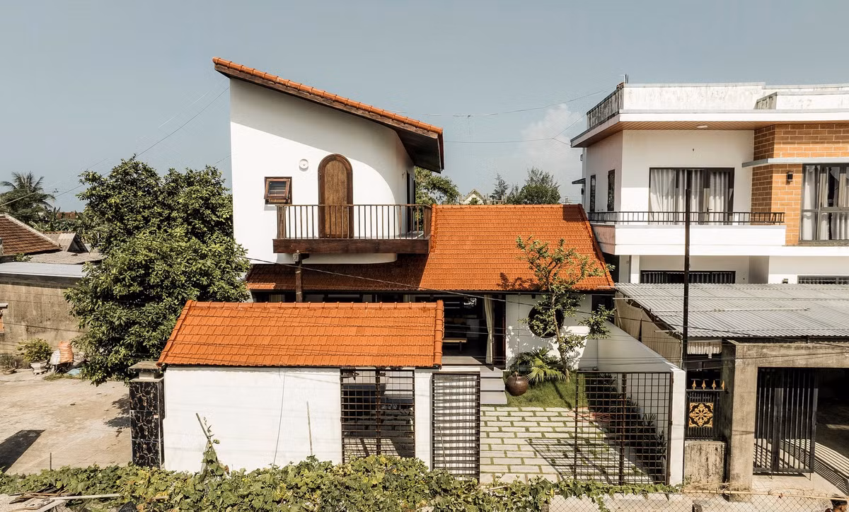 Nhà ba gian, hai chái là một đặc trưng của kiến trúc nông thôn truyền thống Việt Nam. Gian giữa dùng làm nơi tiếp khách và thờ cúng tổ tiên, hai gian bên hông dùng làm phòng ngủ hoặc phòng khách. Hai bên sảnh chính là hai chái nhỏ hơn, thường được dùng làm bếp, kho chứa đồ, hoặc phòng ngủ phụ. Ảnh: Nguyen Dang Hieu