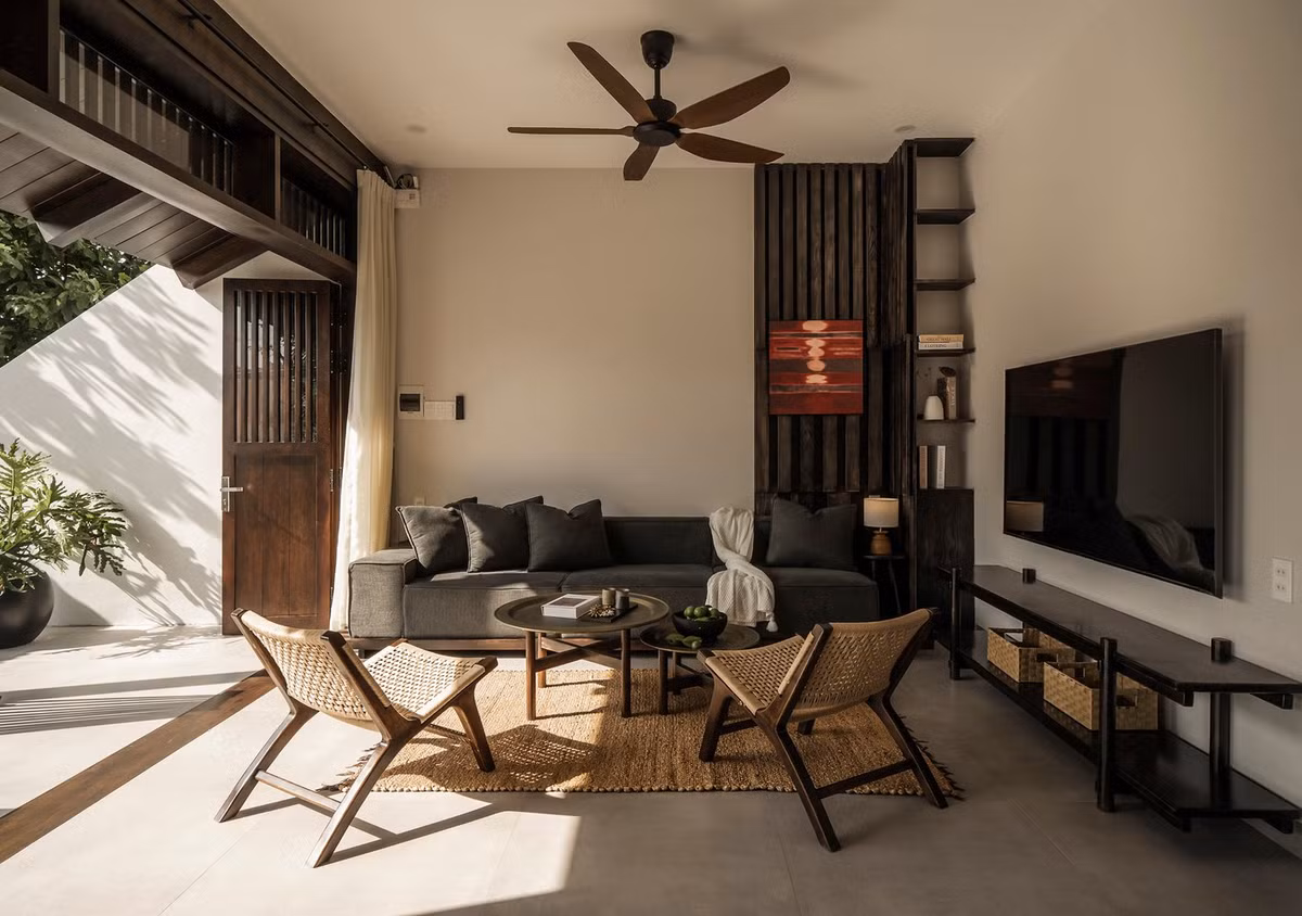 Phòng khách thoáng đãng, ngập tràn ánh nắng. Ảnh: Nguyen Dang Hieu