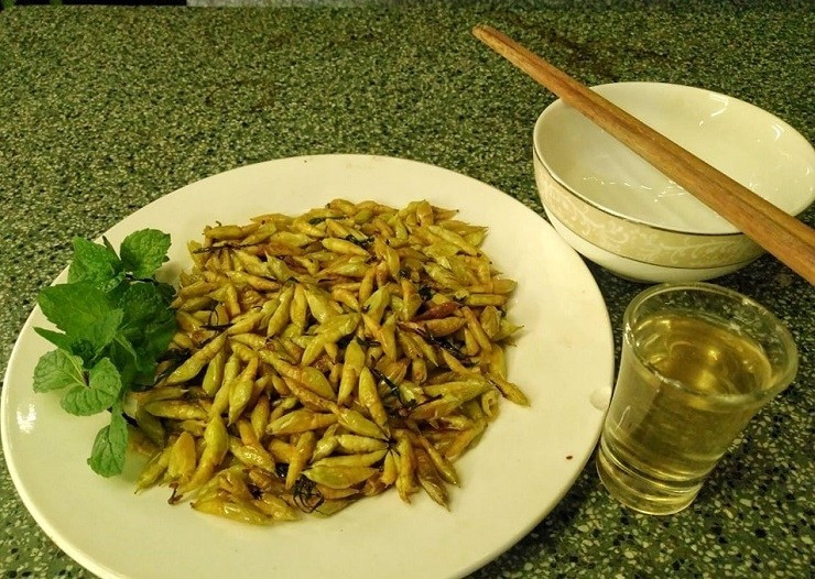 Ban đầu, không ít thực khách e ngại bởi hình dạng của nhộng. Tuy nhiên, khi được chế biến thành món ăn, nhộng có vị béo ngậy, bùi bùi, thoang thoảng hương lá rừng. Ảnh: Dân Việt