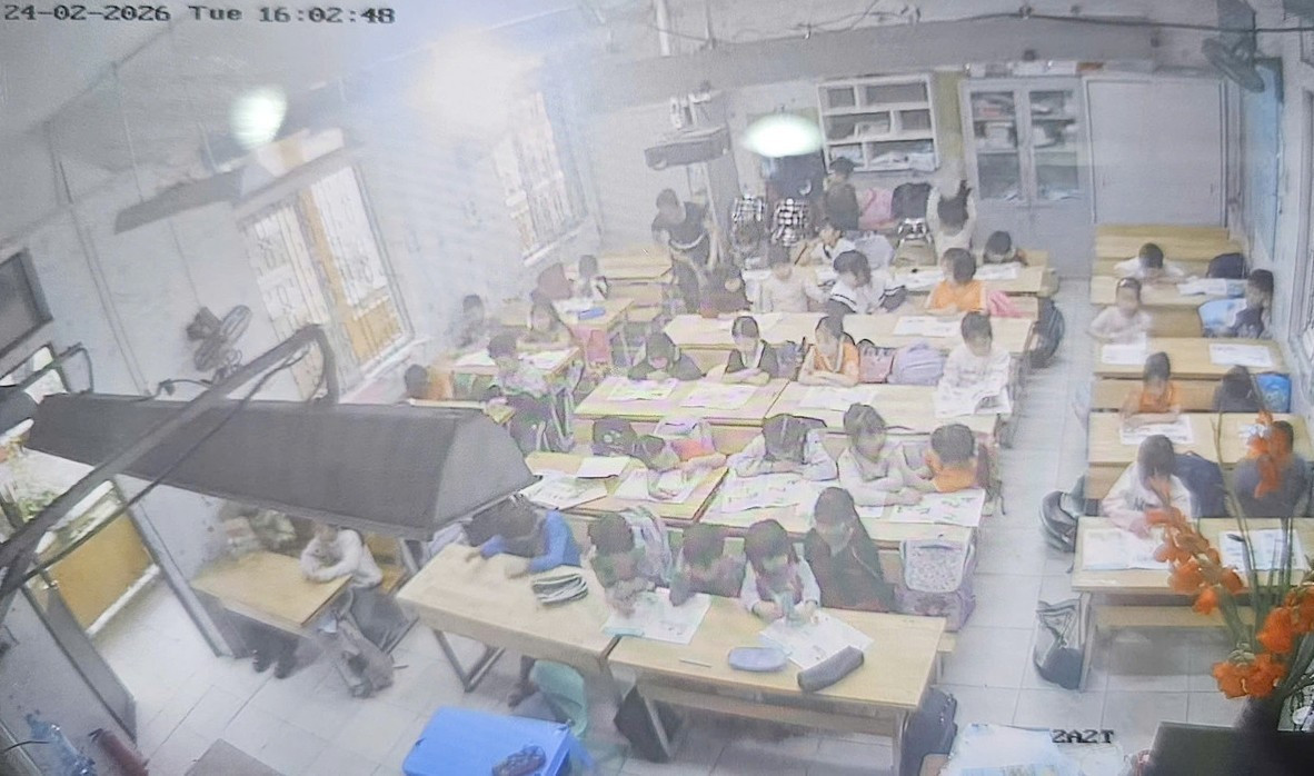 Hình ảnh trích xuất từ camera lớp học, ghi lại thời điểm xảy ra sự việc học sinh "liếm đất" trong tiết học.