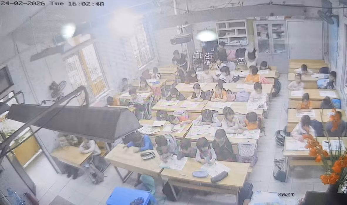 Hình ảnh trích xuất từ camera lớp học, ghi lại thời điểm xảy ra sự việc học sinh "liếm đất" trong tiết học.