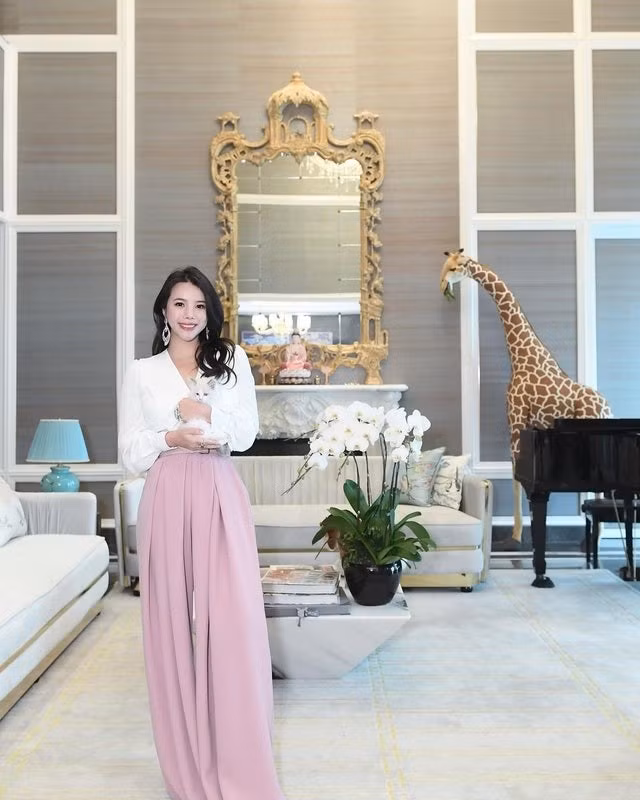 Theo tờ Harper's Bazaar Trung Quốc, căn biệt thự có diện tích khoảng 678m2, xây theo kết cấu ba tầng, trần cao như sảnh khách sạn hạng sang. Ảnh: Baidu