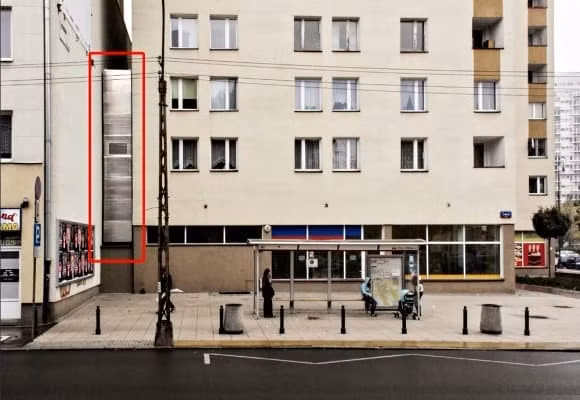 Với chiều rộng chỉ từ 91-122 cm, Keret House được mệnh danh là ngôi nhà mỏng nhất thế giới. Keret House được xây dựng trong một khoảng trống giữa hai tòa nhà khác. Ảnh: Amusingplanet