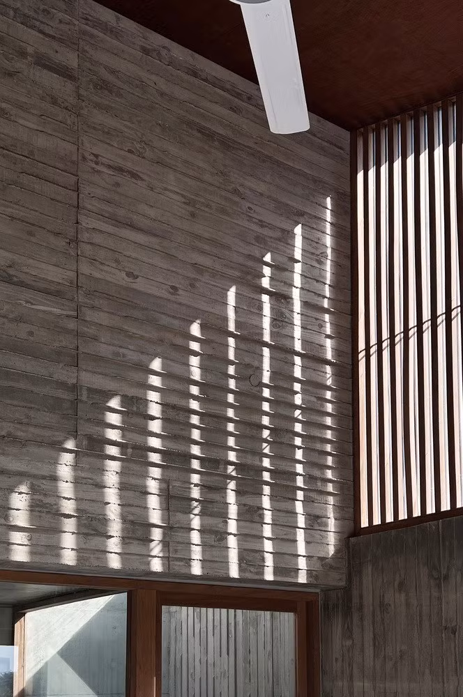 Các lớp cửa có thể mở rộng vào buổi sáng và tối nhằm tăng lưu thông khí. Ảnh: Daisy Ziyan Zhang, Hoang Le