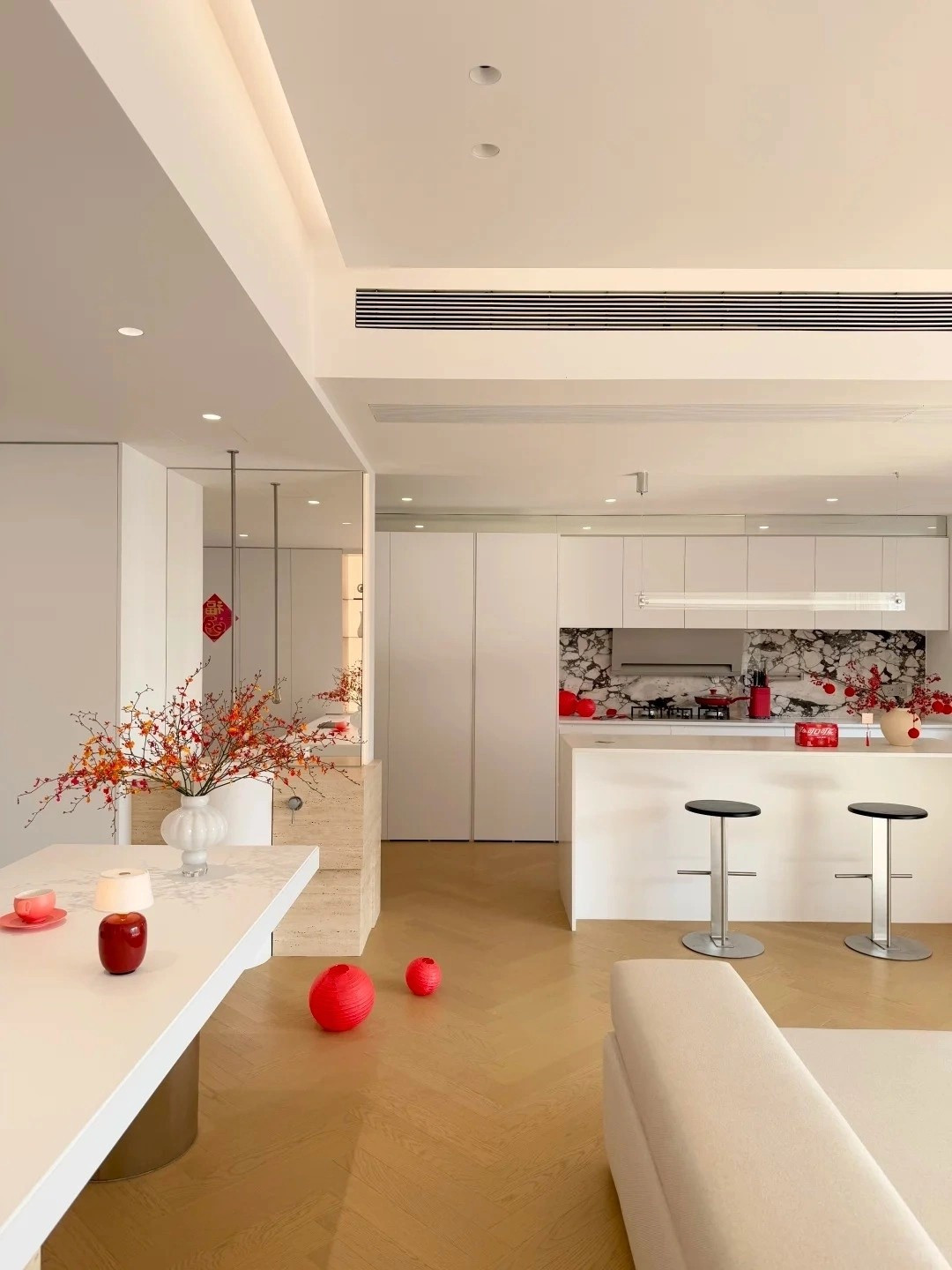 Phòng khách và bếp liên thông tạo cảm giác thoáng đãng. Ảnh: Xiaohongshu