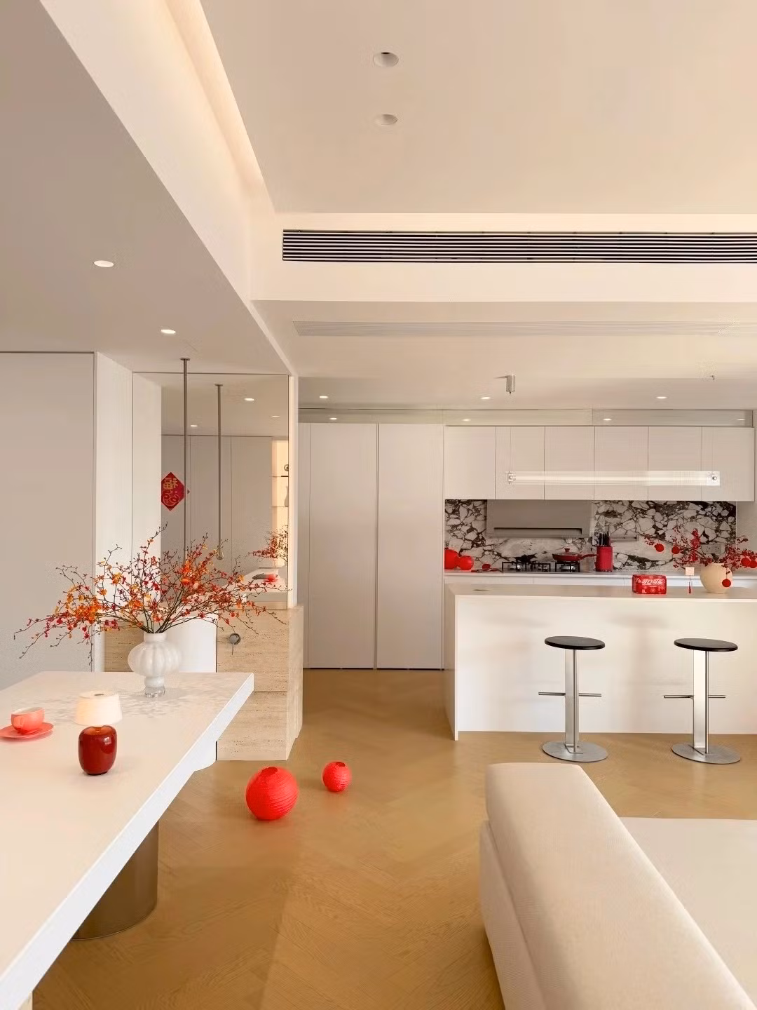 Phòng khách và bếp liên thông tạo cảm giác thoáng đãng. Ảnh: Xiaohongshu