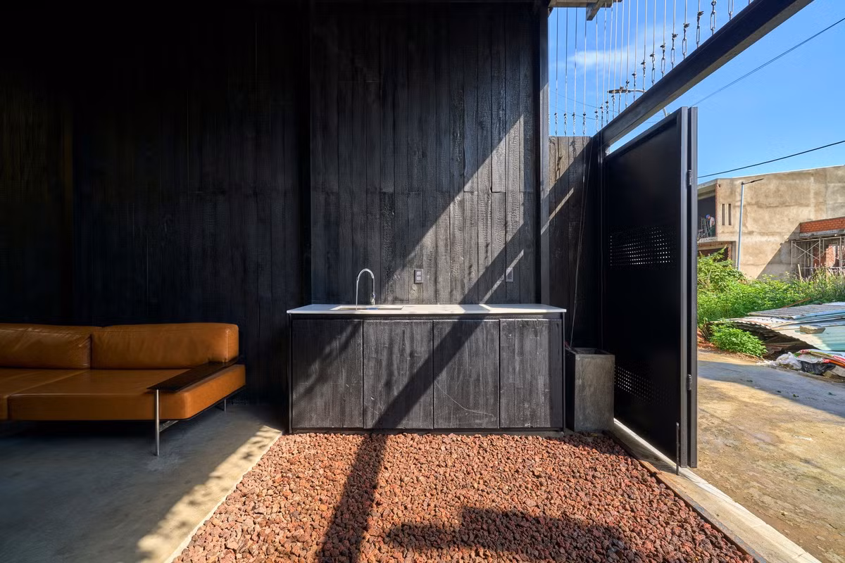 Dự án đóng vai trò như một thông điệp ủng hộ kiến ​​trúc bền vững và cân bằng giữa con người, thiên nhiên và năng lượng. Ảnh: Khanh Nguyen