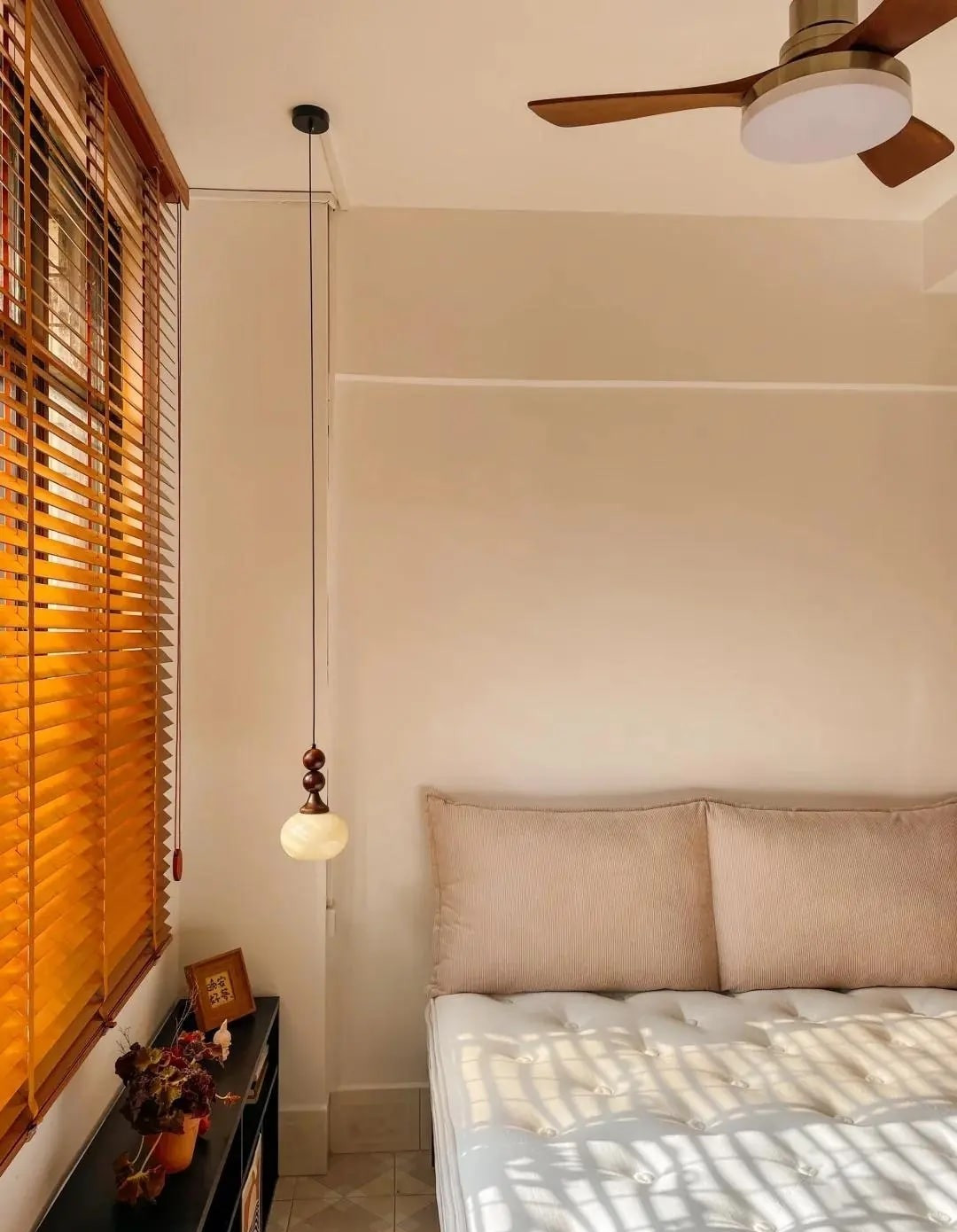 Cửa sổ hướng Đông để căn phòng đón nắng sớm. Ảnh: Toutiao