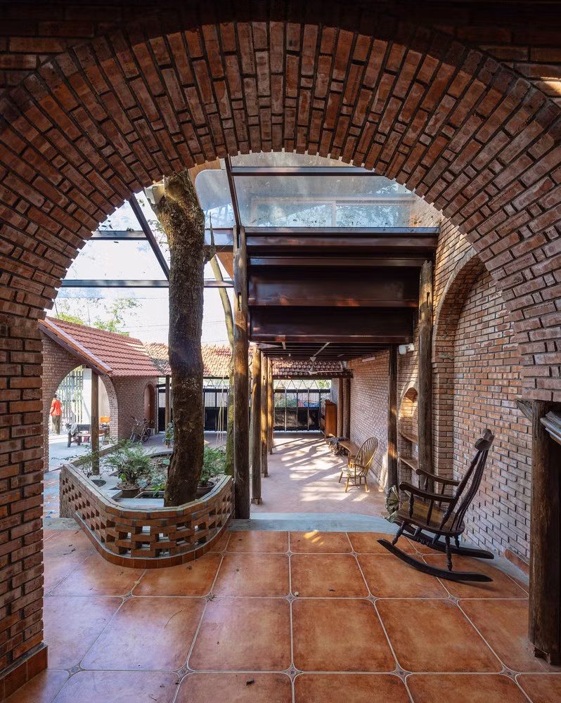 Hành lang chạy xuyên suốt nhà từ trước về phía sau nhưng có sự thay đổi ở góc nhìn, tạo nên sự riêng tư và thành khe dẫn gió cho các phòng chức năng. Ảnh: Trieu Chien