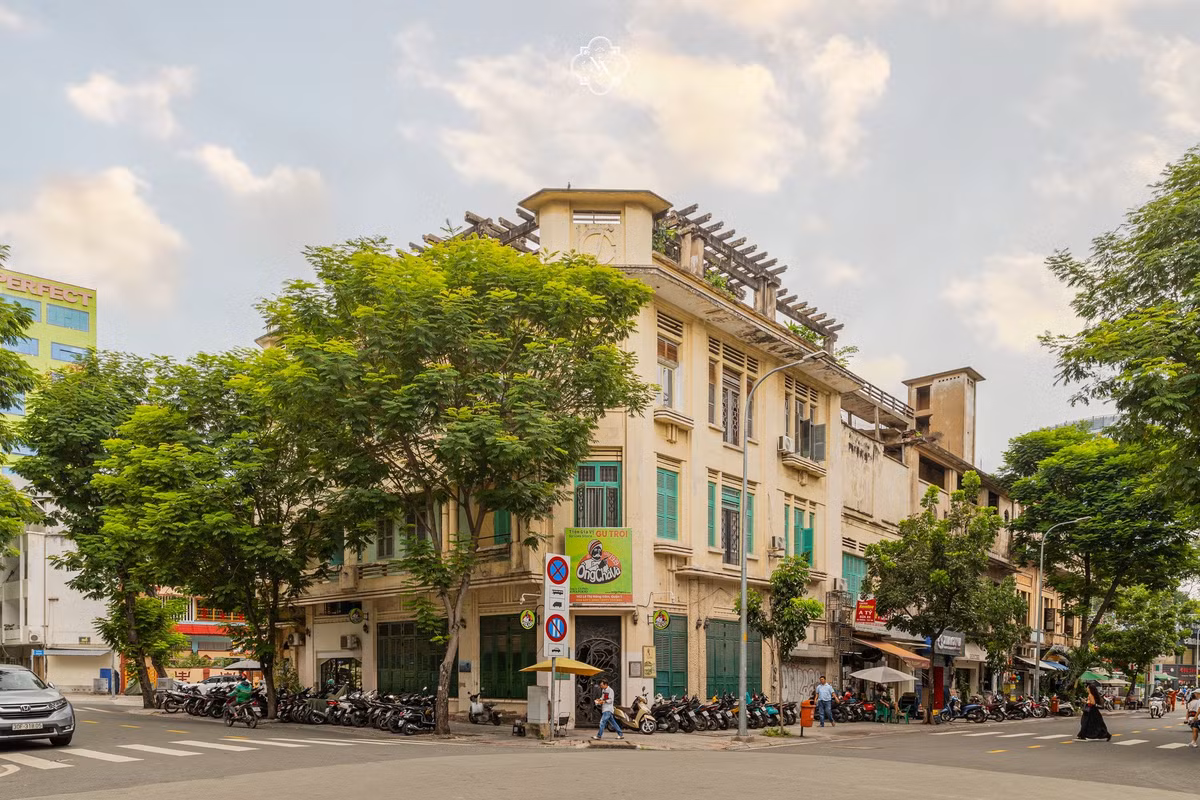 Tòa nhà mang phong cách kiến trúc Art Deco (là phong cách thịnh hành vào những năm 1920 - 1940), nổi bật với các mảng khối mạnh mẽ, đường nét hình học và bố cục đối xứng. Ảnh: FB Nguyễn Xuân