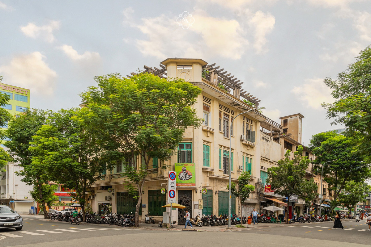 Tòa nhà mang phong cách kiến trúc Art Deco (là phong cách thịnh hành vào những năm 1920 - 1940), nổi bật với các mảng khối mạnh mẽ, đường nét hình học và bố cục đối xứng. Ảnh: FB Nguyễn Xuân