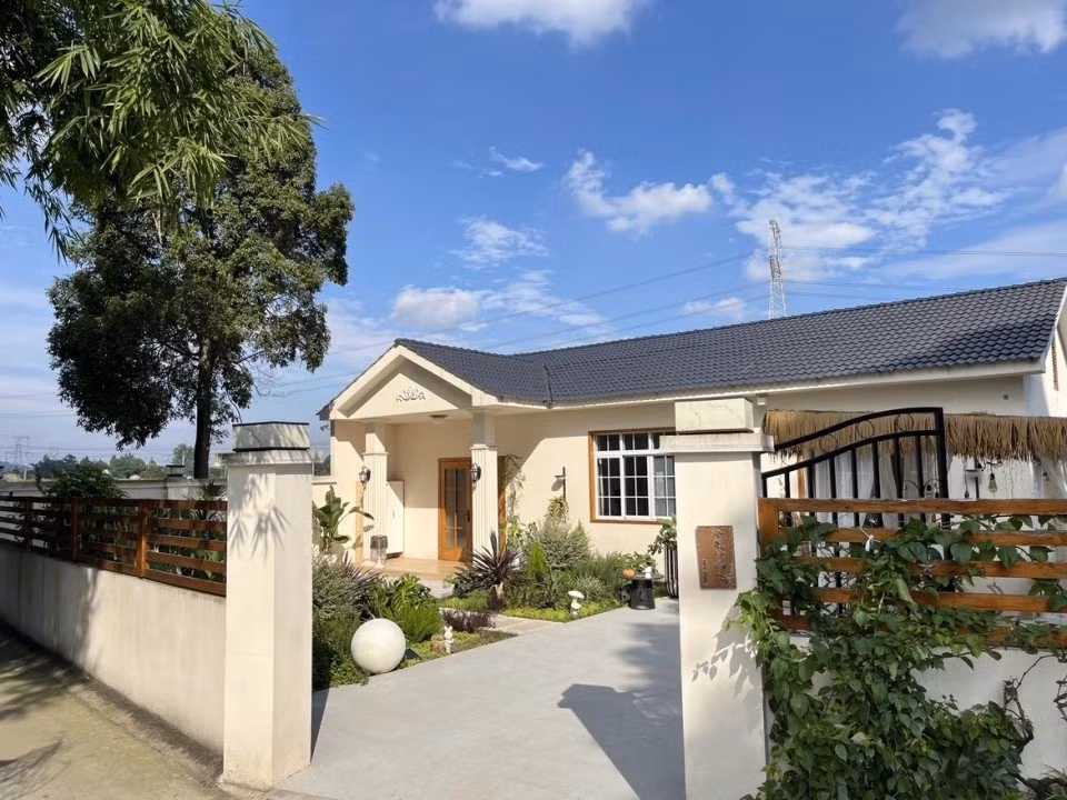 Theo QQ, một người phụ nữ 40 tuổi ở Tứ Xuyên (Trung Quốc) đã chi 400.000 tệ (tương đương khoảng 1,47 tỷ đồng) để xây căn nhà dưỡng già cho cha mẹ tại quê nhà. Ảnh: QQ