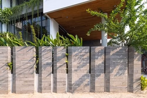 Đặc biệt, ngôi nhà sử dụng đá ong xám - một trong những vật liệu đá tự nhiên có sẵn tại địa phương. Ảnh: Archdaily