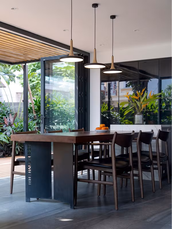 Bàn ăn lớn có view nhìn ra không gian xanh bên ngoài. Ảnh: Archdaily