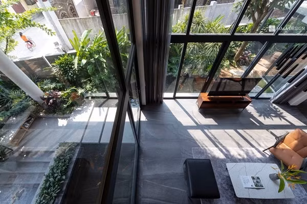Phòng khách tràn ngập ánh nắng nhờ hệ cửa kính lớn. Ảnh: Archdaily