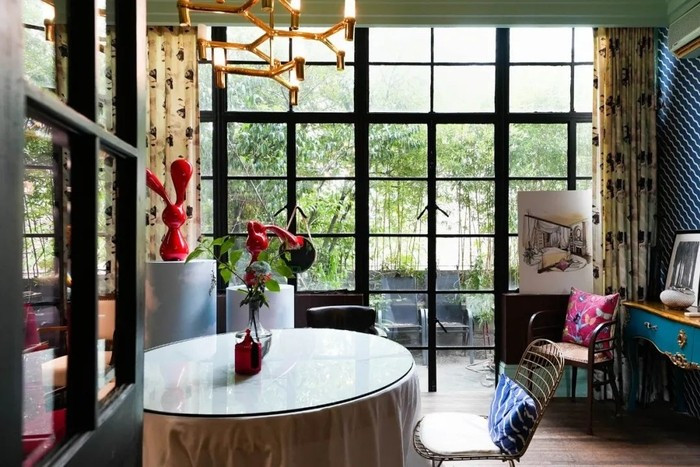 Gia chủ chọn nội thất dễ di chuyển, có lúc dọn giường lớn ra phòng khách để biến phòng khách thành phòng ngủ, chỉ để thay đổi tâm trạng. Ảnh: Sina