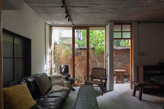 Bức tường phong hóa không bị phá bỏ, mà được giữ lại như để câu chuyện của quá khứ. Ảnh: Ce Wang