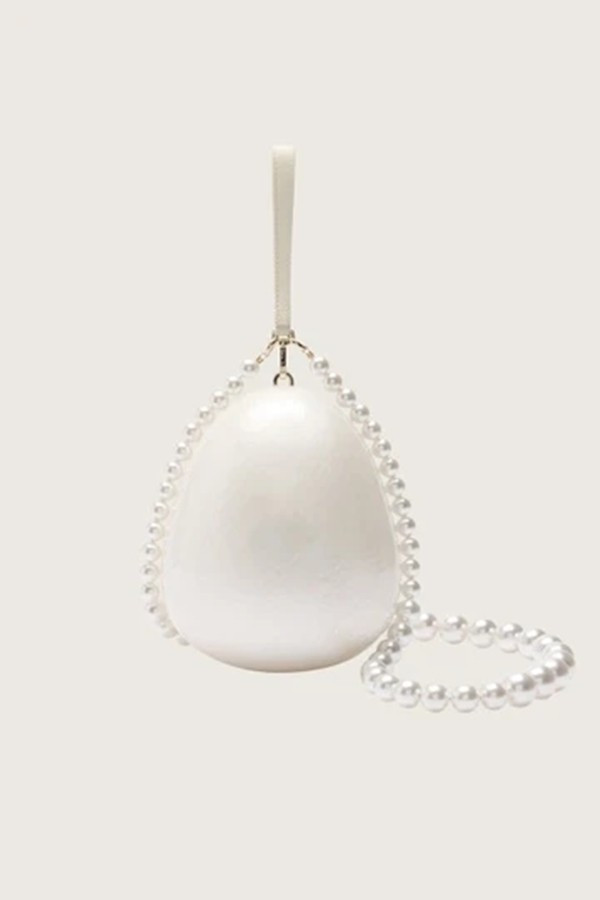 Chiếc túi này là thiết kế Pearl Egg Bag nổi tiếng của nhà mốt Simone Rocha. Túi được chế tác từ vật liệu bóng, tạo điểm nhấn với dây đính kết ngọc trai, giá gần 20 triệu đồng. Ảnh: Simone Rocha