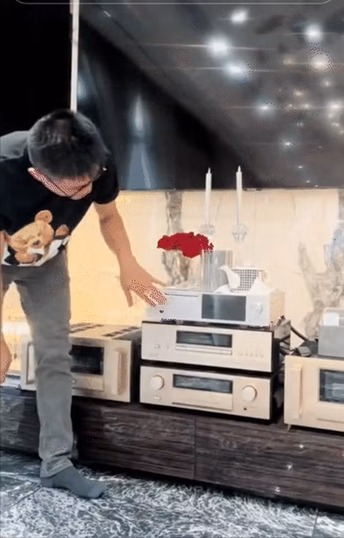 Trong biệt thự còn có phòng karaoke riêng biệt, với bộ loa được đầu tư gần 6 tỷ đồng. Ảnh: chụp màn hình