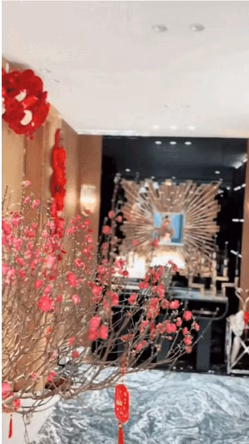 Dịp Tết, ngôi nhà được trang hoàng lộng lẫy, rực rỡ sắc hoa tươi. Ảnh chụp màn hình