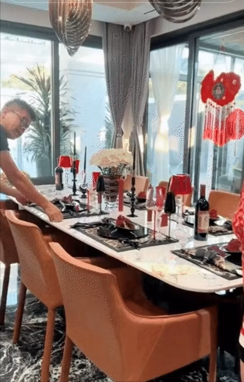 Bộ bàn ăn lớn mang phong cách hoàng gia. Riêng bộ khăn lót đĩa trên bàn ăn giá gần chục triệu một chiếc. Ảnh chụp màn hình