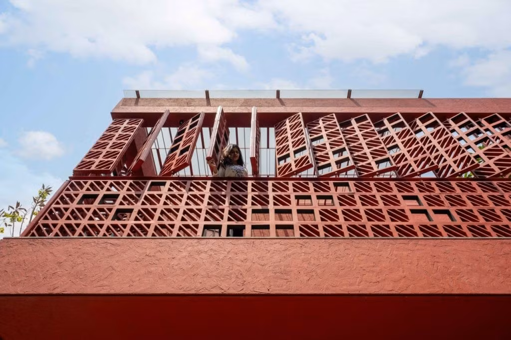 Bức tường gạch nung không chỉ tăng tính thẩm mỹ mà còn đảm nhiệm vai trò che nắng, thông gió và tạo sự riêng tư. Ảnh: Thearchitectsdiary