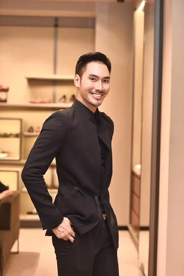 Lý Quí Khánh là cháu trai của dòng họ Lý Quí - một gia tộc lâu đời và giàu có bậc nhất Việt Nam. Cuộc sống của Lý Quí Khánh gắn liền với hình ảnh sang chảnh và xa xỉ. Ảnh: FBNV