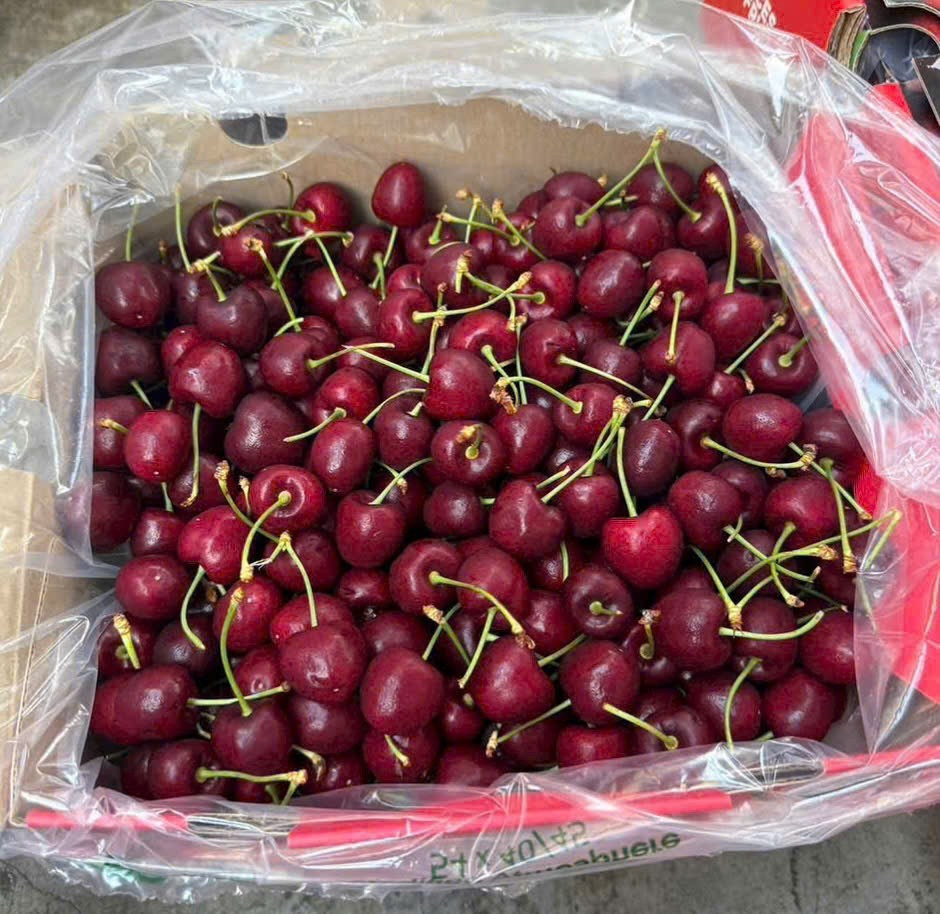 Cherry loại kích cỡ trung và nhỏ hiện giá khoảng 340.000-600.000 đồng/kg. Ảnh: Facebook