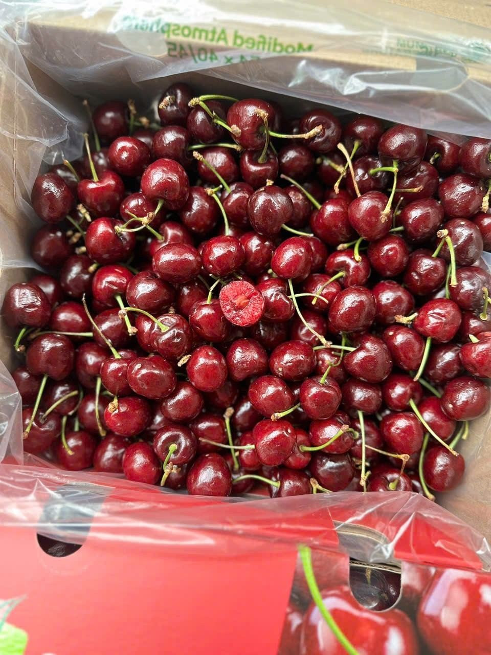 Cherry là một trong những mặt hàng trái cây cao cấp được nhiều người lựa chọn để biếu tặng trong dịp Tết Nguyên đán. Ảnh: Facebook