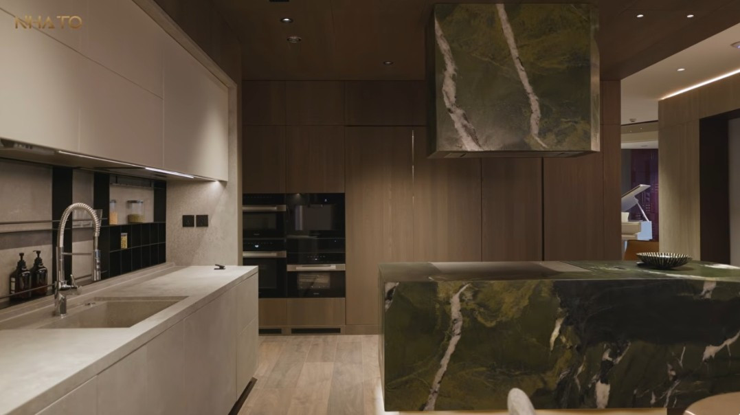 Trong không gian bếp, có nhiều vật dụng được thiết kế ẩn giấu phía sau để giữ thiết kế không gian nhà. Ảnh chụp màn hình