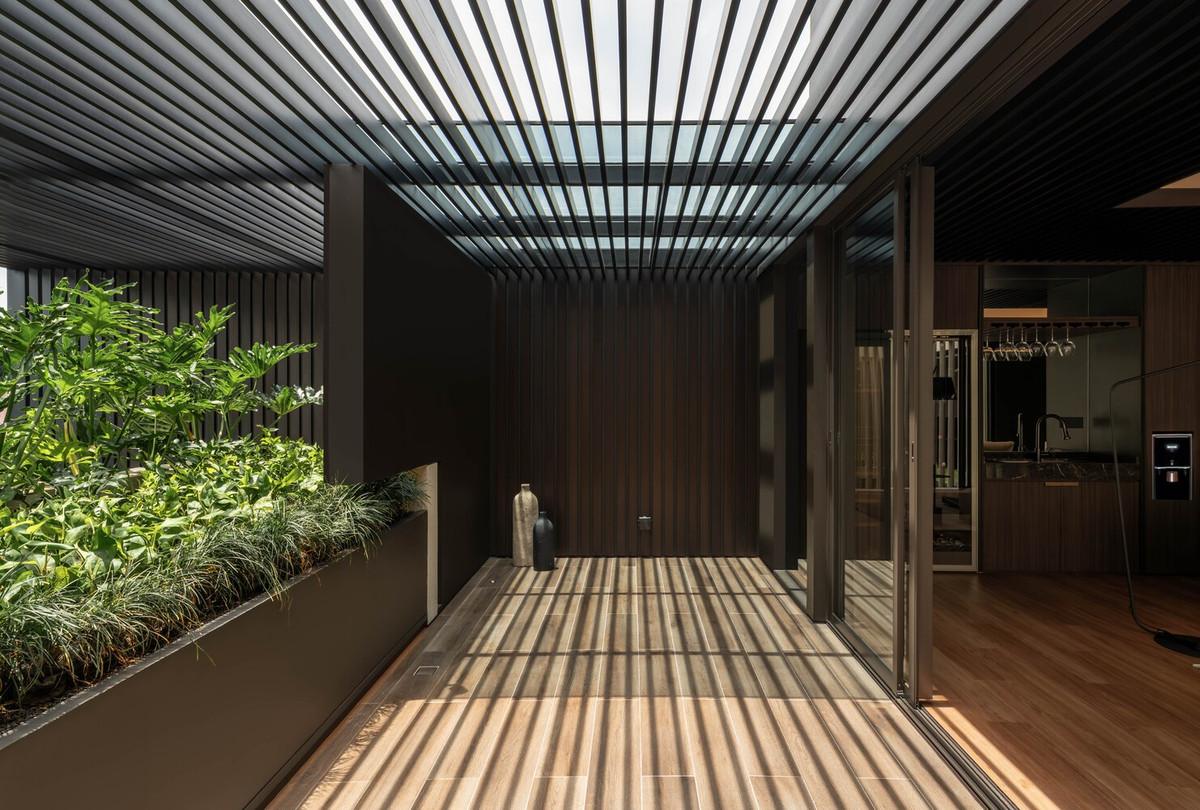 Trong một khu phố gồm các tòa nhà chung cư tầm trung, mái che duy trì sự cân đối hài hòa, giúp tòa nhà hòa nhập vào cảnh quan đô thị, đồng thời vẫn khẳng định bản sắc riêng thông qua sự rõ ràng về hình thức và chi tiết. Ảnh: Arte Haus