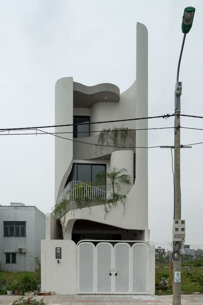 Trên khu đất 5×21m tại Đà Nẵng, ngôi nhà được thiết kế cho một gia đình trẻ với mong muốn về một không gian sống đơn giản, tiện nghi và thoáng đãng. Ảnh: Quang Trần