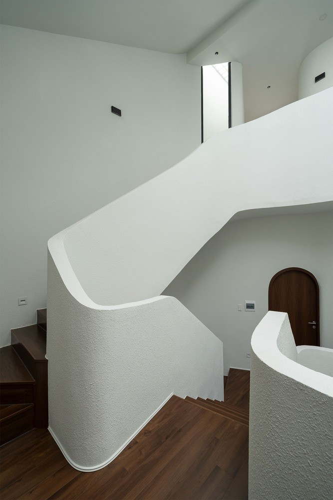 Thiết kế lệch tầng hỗ trợ quá trình trao đổi khí, giúp không gian bên trong duy trì sự thông thoáng trong suốt ngày dài. Ảnh: Quang Trần