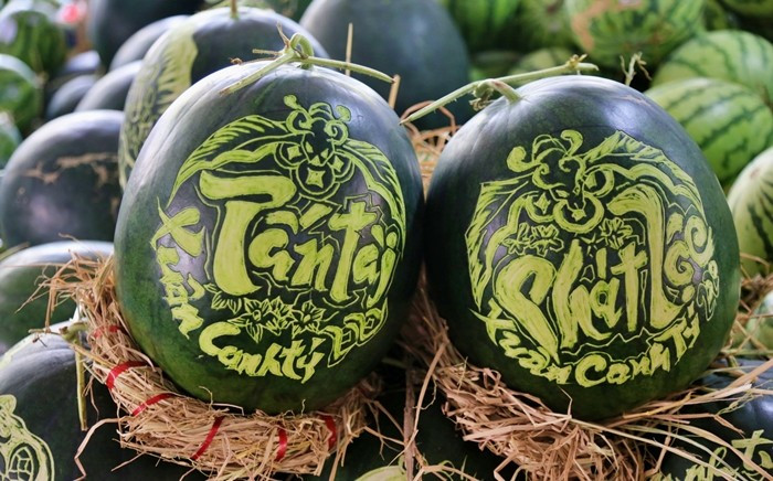 Vào dịp Tết, những quả dưa này thường được khắc chữ thư pháp, bán với giá cao nhờ tính độc đáo và ý nghĩa phong thủy. Ảnh: Phunuonline